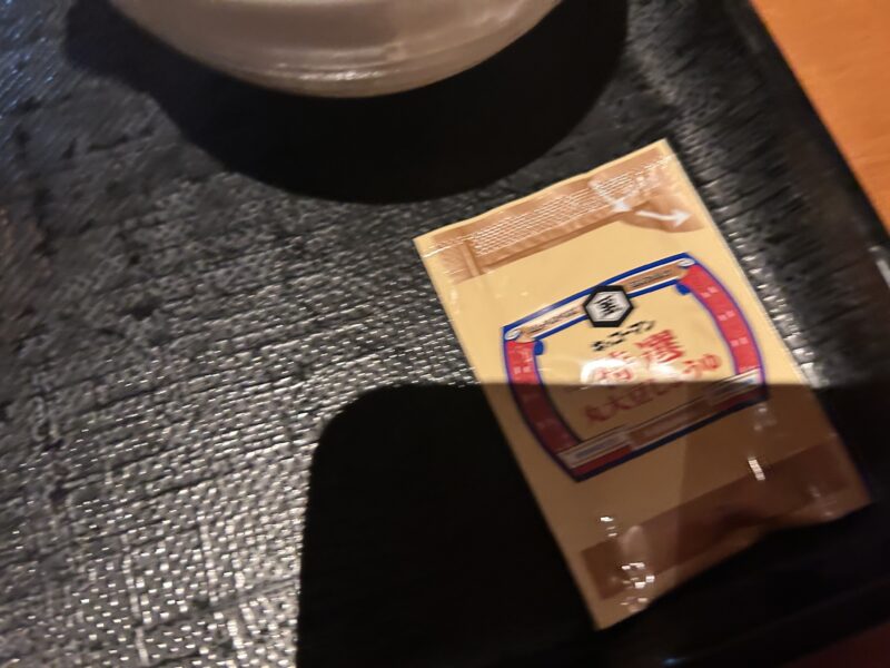 東京ディズニーリゾート「れすとらん北斎海鮮ちらし丼（真鯛、銀鮭、ホタテ貝、いくら、ネギロト、甘海老）」醤油