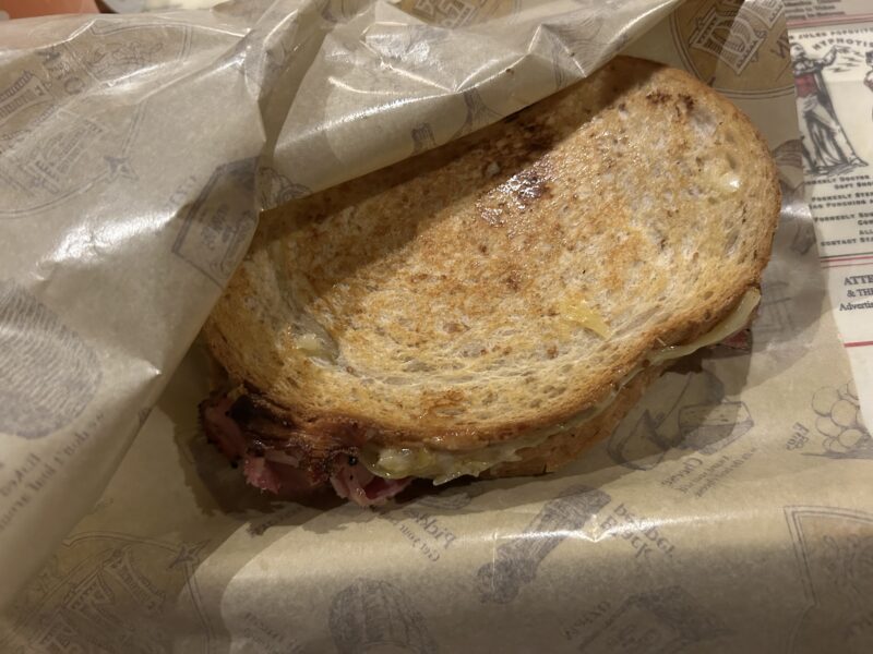 東京ディズニーシー「ニューヨーク・デリ」の「ルーベン・ホットサンド」1