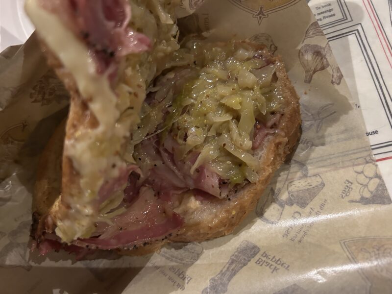 東京ディズニーシー「ニューヨーク・デリ」の「ルーベン・ホットサンド」2
