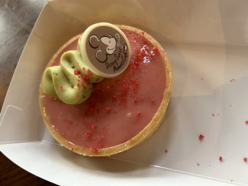 東京ディズニーシーのゴンドリエ・スナック「ディズニー・スウィートモーメント・カフェ」ベリーとピスタチオのタルト1