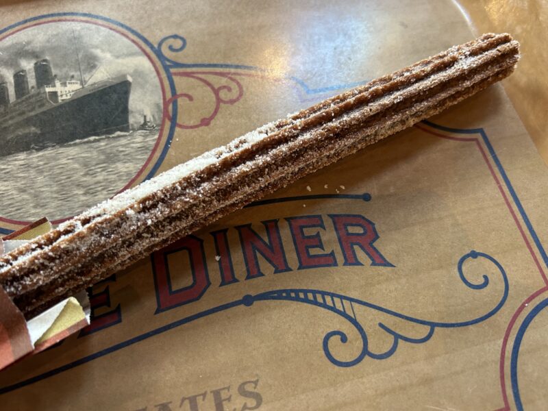 ディズニー・クリスマススペシャルメニュー「チョコレートチュロス2025」2