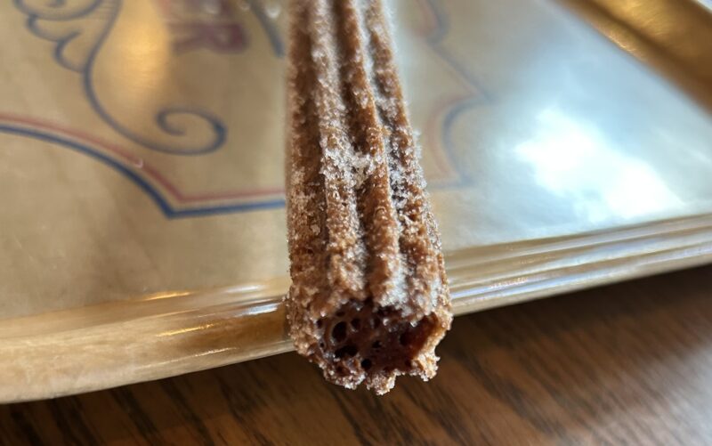 ディズニー・クリスマススペシャルメニュー「チョコレートチュロス2025」断面