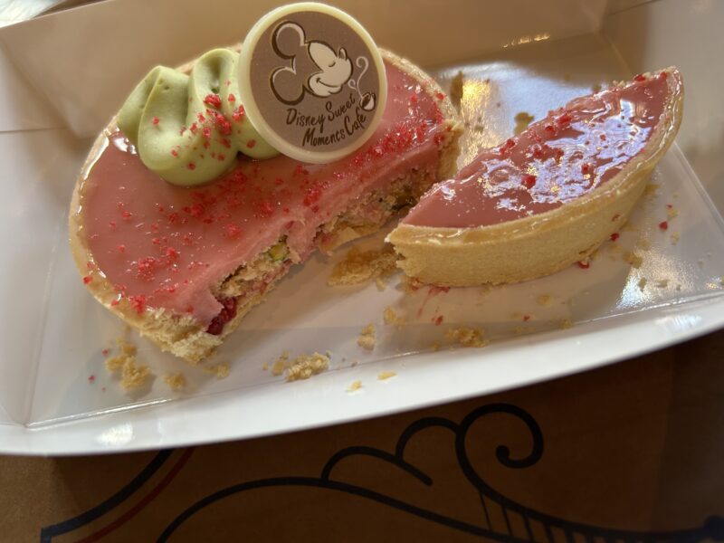 東京ディズニーシーのゴンドリエ・スナック「ディズニー・スウィートモーメント・カフェ」ベリーとピスタチオのタルト2