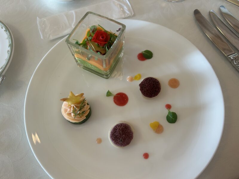 S.S.コロンビア・ダイニングルーム 「ディズニー・クリスマス スペシャルコース」アペタイザー盛り合わせ（蟹とアボカドのタルタルとキャロットムース、帆立貝 カシスとピスタチオのクルート、ズッキーニとサーモンとチーズのムース）