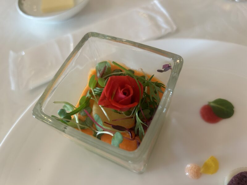 S.S.コロンビア・ダイニングルーム 「ディズニー・クリスマス スペシャルコース」アペタイザー盛り合わせ（蟹とアボカドのタルタルとキャロットムース）