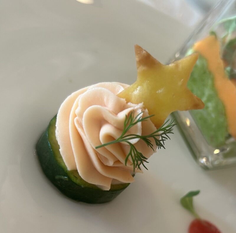 S.S.コロンビア・ダイニングルーム 「ディズニー・クリスマス スペシャルコース」アペタイザー盛り合わせ（ズッキーニとサーモンとチーズのムース）