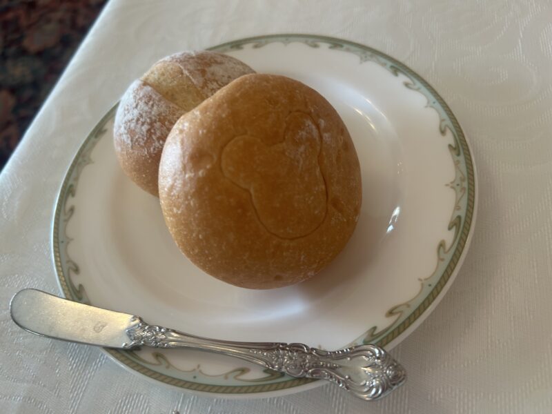 S.S.コロンビア・ダイニングルーム 「ディズニー・クリスマス スペシャルコース」パン