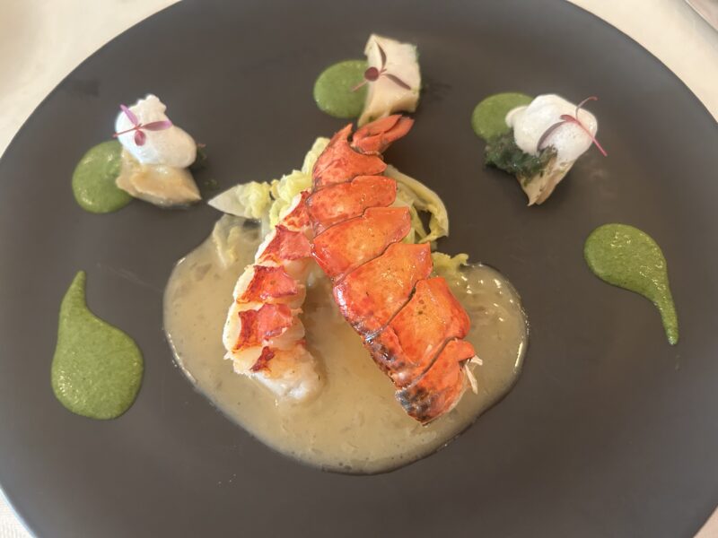 S.S.コロンビア・ダイニングルーム 「ディズニー・クリスマス スペシャルコース」オマール海老のオーブン焼きと海藻バターを纏った鮑（あわび） ノイリー風味の白ワインソース