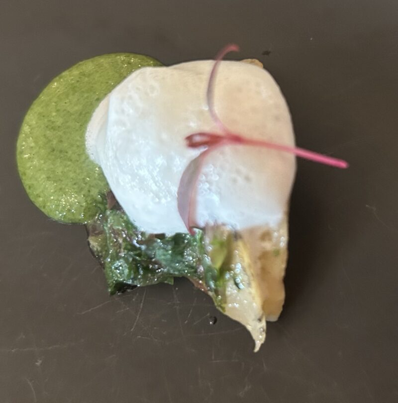 S.S.コロンビア・ダイニングルーム 「ディズニー・クリスマス スペシャルコース」海藻バターを纏った鮑（あわび）