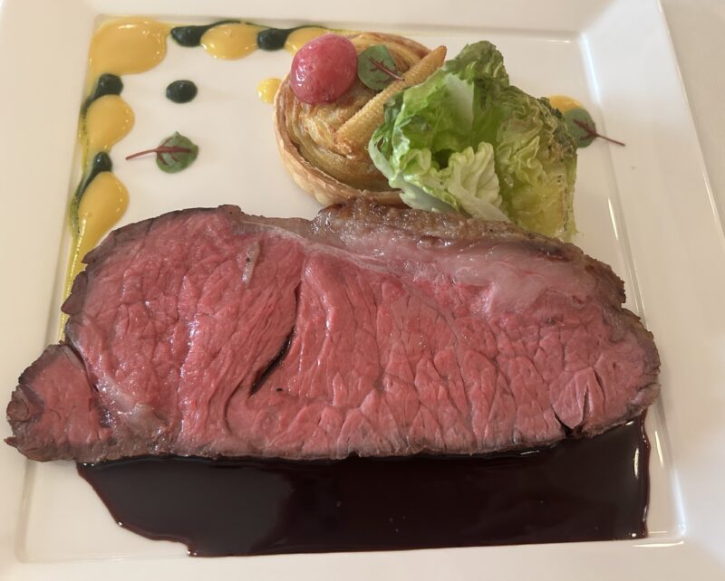 S.S.コロンビア・ダイニングルーム 「ディズニー・クリスマス スペシャルコース」メインディッシュ（ローストビーフ、赤ワインソース アッシェ・パルマンティエのタルト添え）