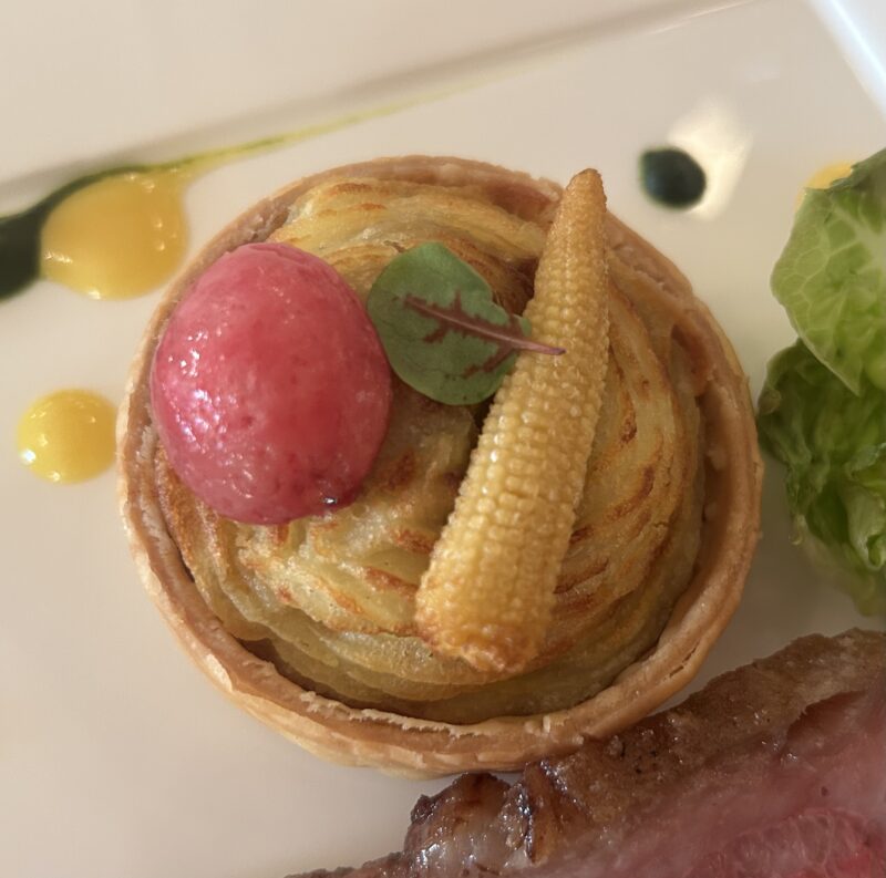 S.S.コロンビア・ダイニングルーム 「ディズニー・クリスマス スペシャルコース」メインディッシュ（アッシェ・パルマンティエのタルト添え）