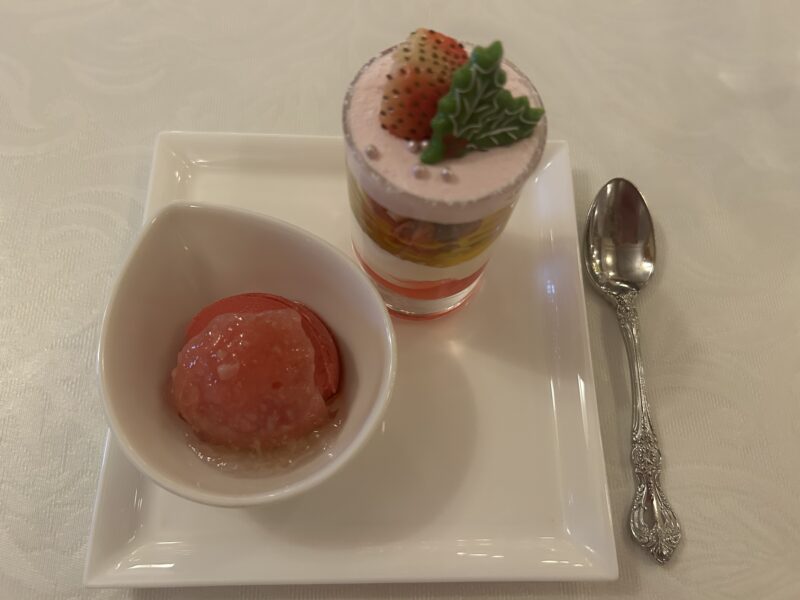S.S.コロンビア・ダイニングルーム 「ディズニー・クリスマス スペシャルコース」苺とチーズケーキのヴェリーヌ（ピスタチオ入り）、ラズベリーソルベ