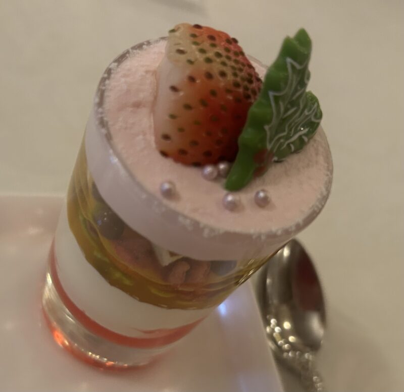 S.S.コロンビア・ダイニングルーム 「ディズニー・クリスマス スペシャルコース」苺とチーズケーキのヴェリーヌ（ピスタチオ入り）
