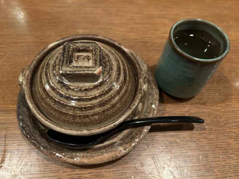 東京ディズニーシー「レストラン櫻」の「チャーリー特製味噌クラムチャウダー」と緑茶