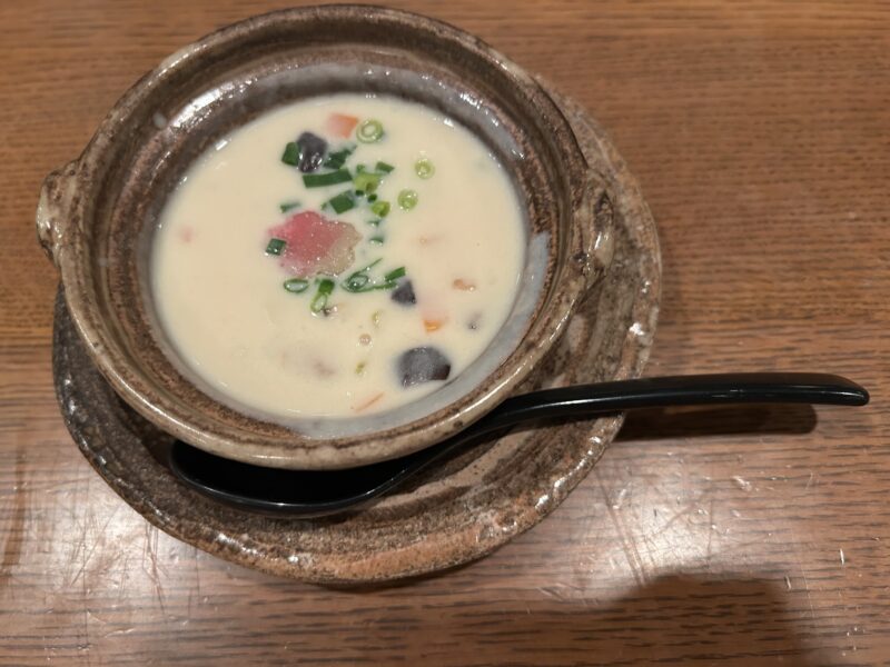 東京ディズニーシー「レストラン櫻」の「チャーリー特製味噌クラムチャウダー」1