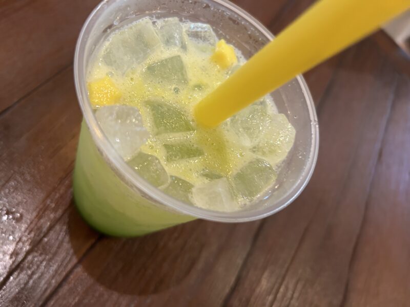 東京ディズニーシー「ファンタジースプリングス」の「ルックアウト・クックアウト」の「ピクシーダストソーダ(キウイ)」2