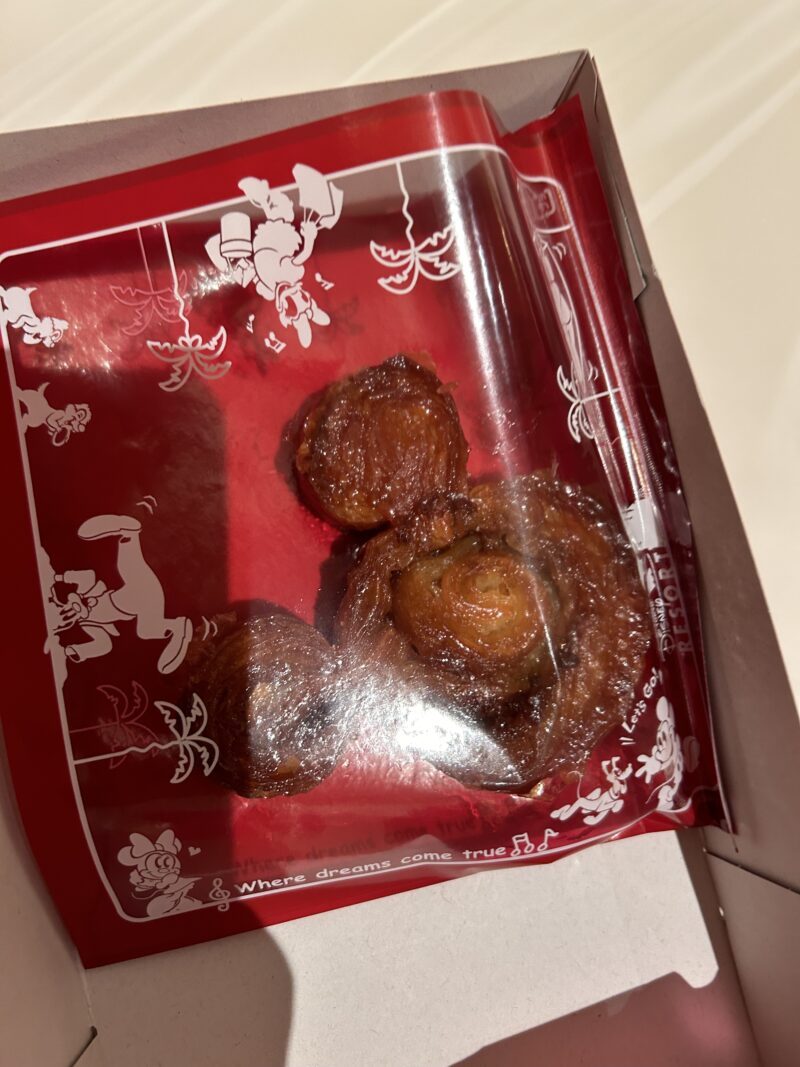 東京ディズニーシー「マンマ・ビスコッティーズ・ベーカリー」の「クイニーアマン(コーヒー風味)」1