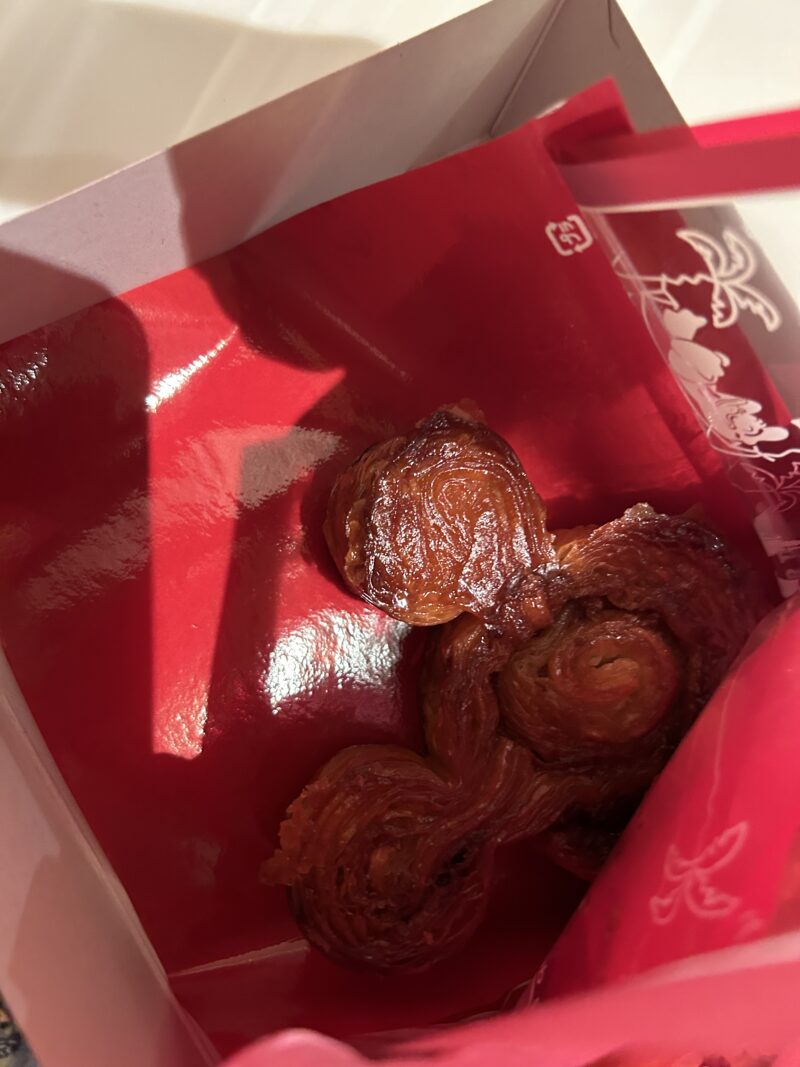 東京ディズニーシー「マンマ・ビスコッティーズ・ベーカリー」の「クイニーアマン(コーヒー風味)」2