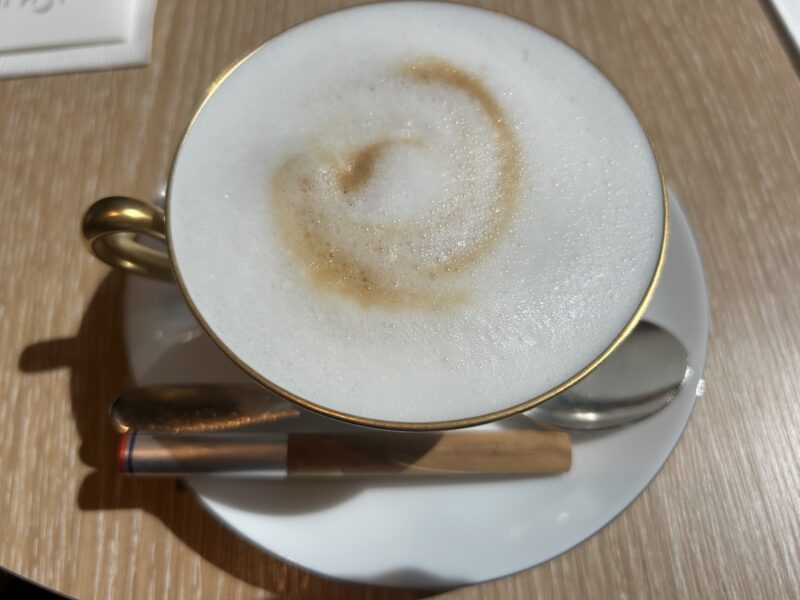 ザ・キャピトルホテル東急のラウンジ「ORIGAMI」ケーキセット カプチーノ