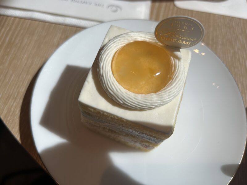 ザ・キャピトルホテル東急のラウンジ「ORIGAMI」ケーキセット 杏のショートケーキ