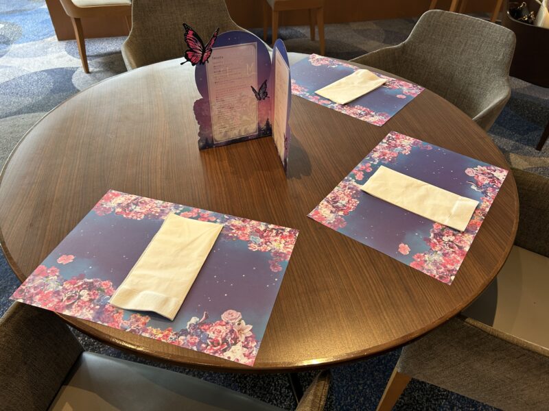 ヒルトン東京ベイ「ラウンジ・オー」「ハロウィーンスイーツビュッフェ マジカルパーティー〜秘密の謎解きスイーツ〜」お席