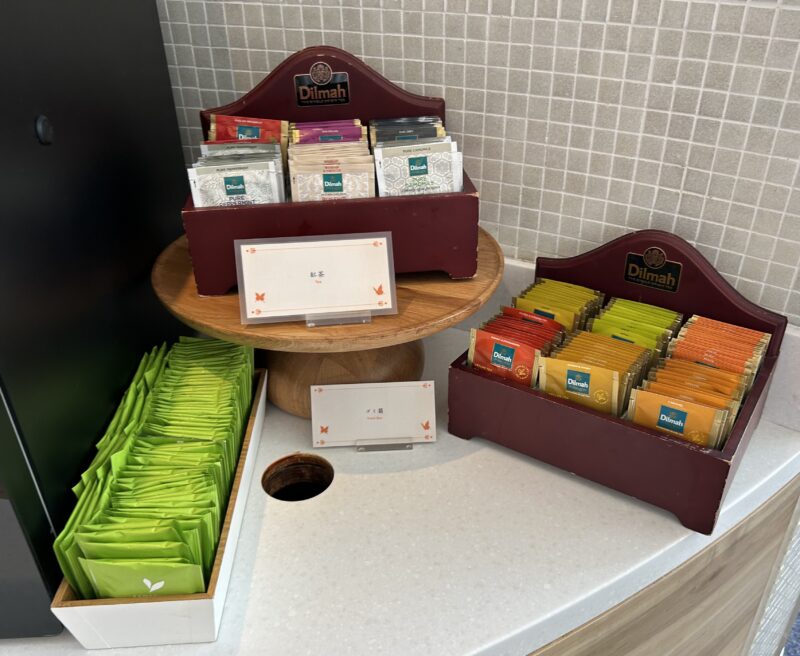 ヒルトン東京ベイ「ラウンジ・オー」「ハロウィーンスイーツビュッフェ マジカルパーティー〜秘密の謎解きスイーツ〜」紅茶3