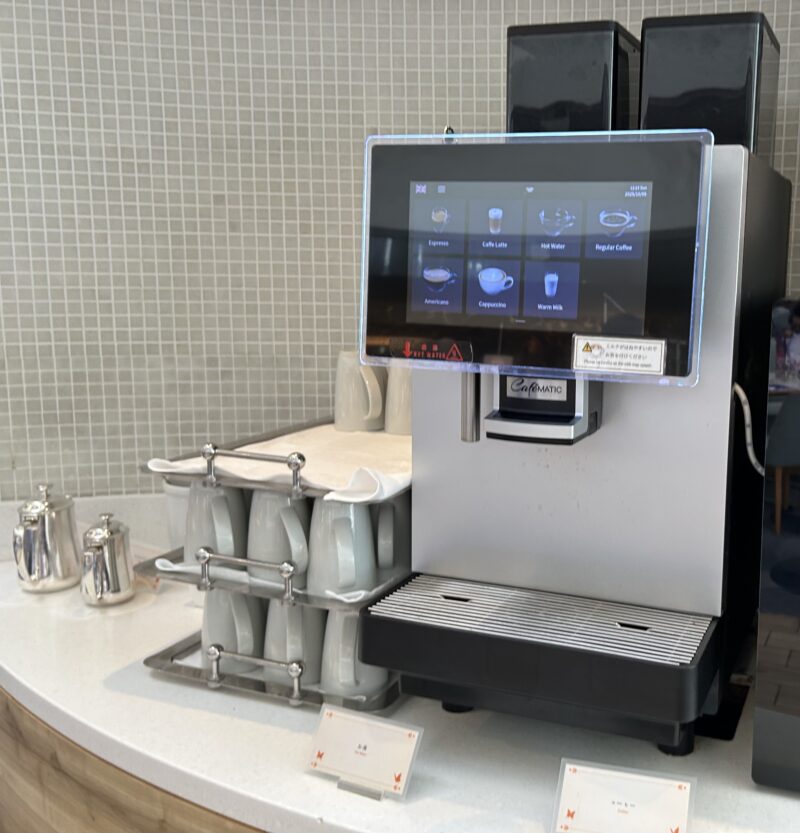 ヒルトン東京ベイ「ラウンジ・オー」「ハロウィーンスイーツビュッフェ マジカルパーティー〜秘密の謎解きスイーツ〜」コーヒードリンク