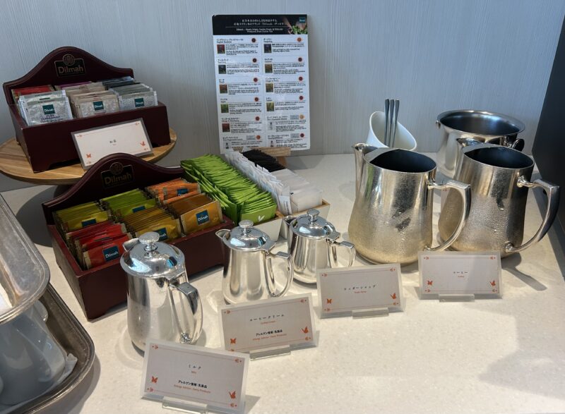 ヒルトン東京ベイ「ラウンジ・オー」「ハロウィーンスイーツビュッフェ マジカルパーティー〜秘密の謎解きスイーツ〜」紅茶2