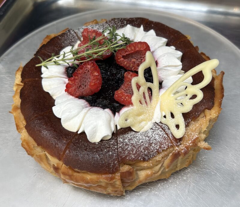 ヒルトン東京ベイ「ラウンジ・オー」「ハロウィーンスイーツビュッフェ マジカルパーティー〜秘密の謎解きスイーツ〜」ごろっとブルーベリーのバスクチーズケーキ