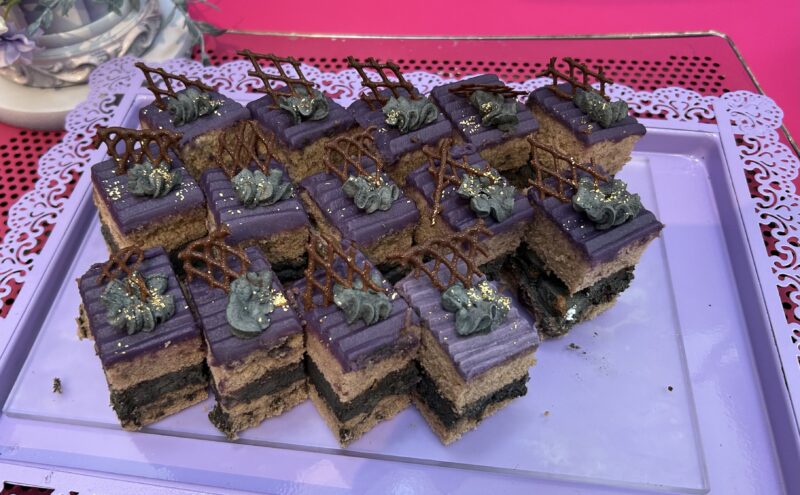 ヒルトン東京ベイ「ラウンジ・オー」「ハロウィーンスイーツビュッフェ マジカルパーティー〜秘密の謎解きスイーツ〜」紫芋と洋梨のパーティーリボンチョコショート