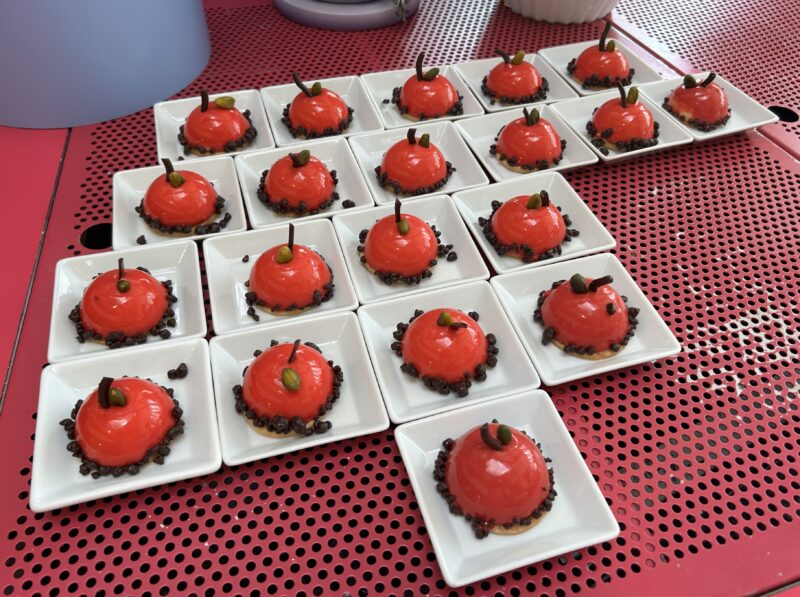 ヒルトン東京ベイ「ラウンジ・オー」「ハロウィーンスイーツビュッフェ マジカルパーティー〜秘密の謎解きスイーツ〜」弾ける魔法のりんごキャラメルムース