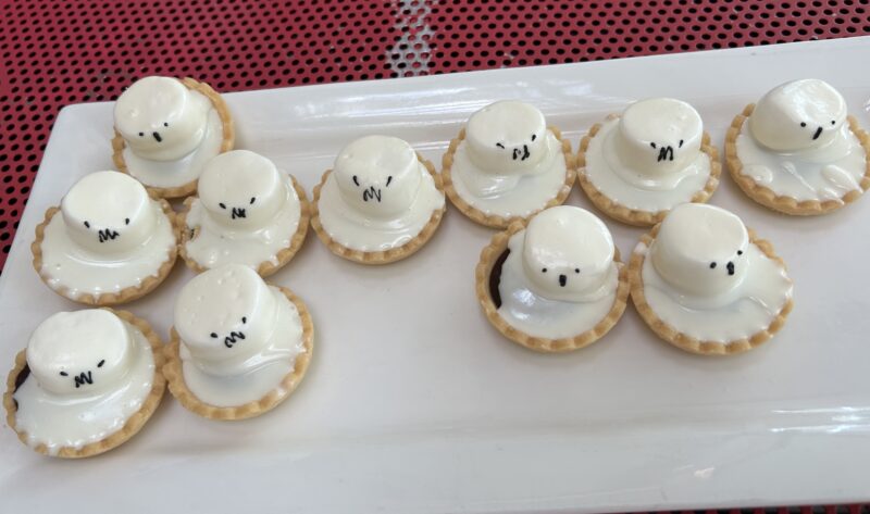 ヒルトン東京ベイ「ラウンジ・オー」「ハロウィーンスイーツビュッフェ マジカルパーティー〜秘密の謎解きスイーツ〜」ゴーストスモアタルト