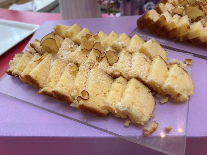 ヒルトン東京ベイ「ラウンジ・オー」「ハロウィーンスイーツビュッフェ マジカルパーティー〜秘密の謎解きスイーツ〜」さつまいもパウンドケーキ