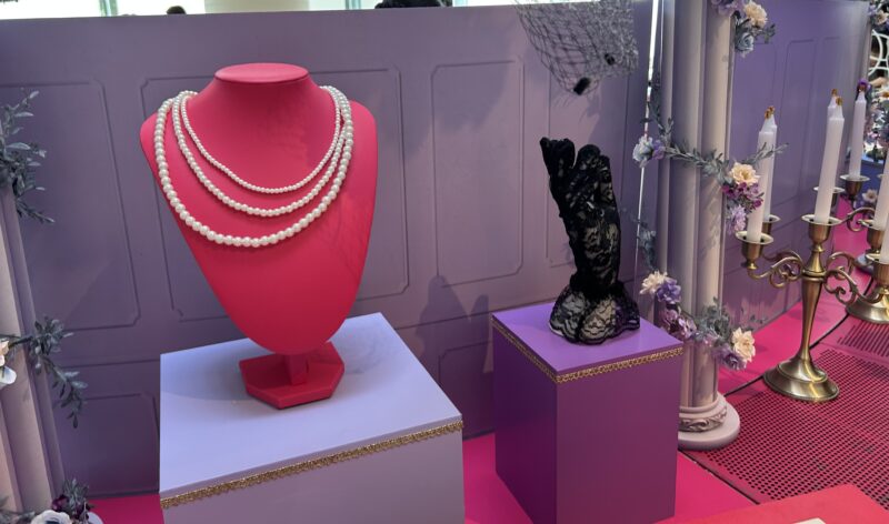 ヒルトン東京ベイ「ラウンジ・オー」「ハロウィーンスイーツビュッフェ マジカルパーティー〜秘密の謎解きスイーツ〜」装飾1