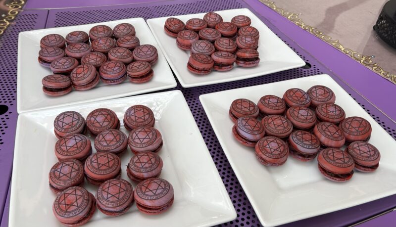 ヒルトン東京ベイ「ラウンジ・オー」「ハロウィーンスイーツビュッフェ マジカルパーティー〜秘密の謎解きスイーツ〜」ミックスベリーの魔法陣マカロン