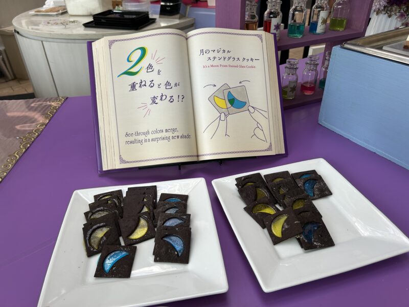 ヒルトン東京ベイ「ラウンジ・オー」「ハロウィーンスイーツビュッフェ マジカルパーティー〜秘密の謎解きスイーツ〜」月のマジカルステンドグラスクッキー 1