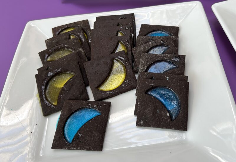 ヒルトン東京ベイ「ラウンジ・オー」「ハロウィーンスイーツビュッフェ マジカルパーティー〜秘密の謎解きスイーツ〜」月のマジカルステンドグラスクッキー 3