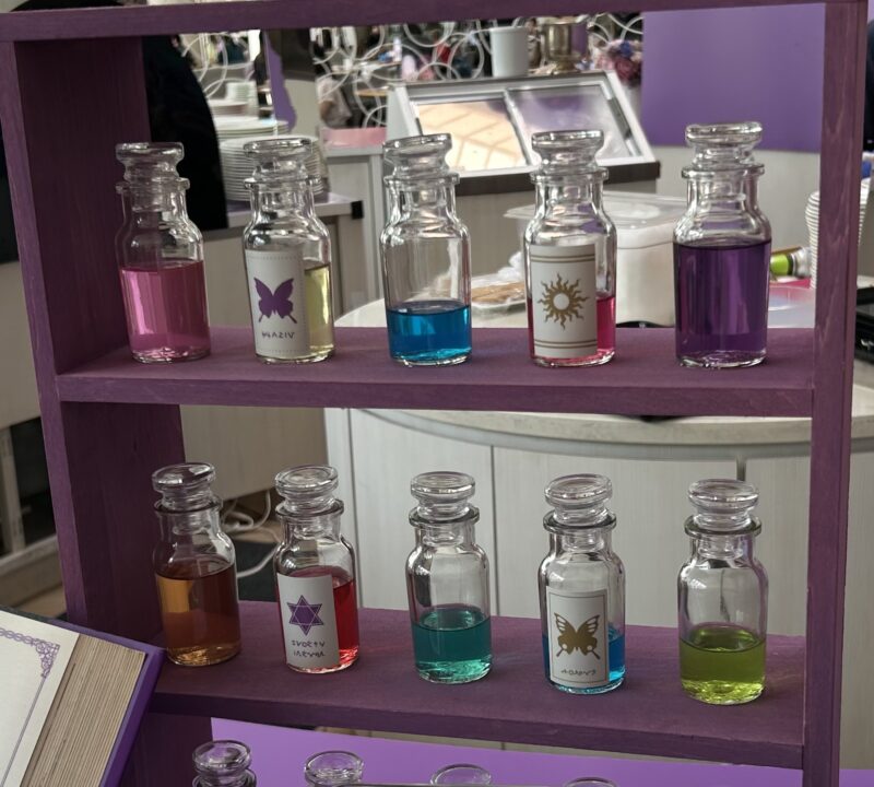 ヒルトン東京ベイ「ラウンジ・オー」「ハロウィーンスイーツビュッフェ マジカルパーティー〜秘密の謎解きスイーツ〜」装飾2