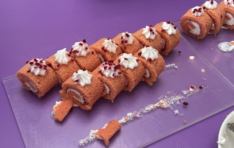 ヒルトン東京ベイ「ラウンジ・オー」「ハロウィーンスイーツビュッフェ マジカルパーティー〜秘密の謎解きスイーツ〜」ラズベリーロールケーキ