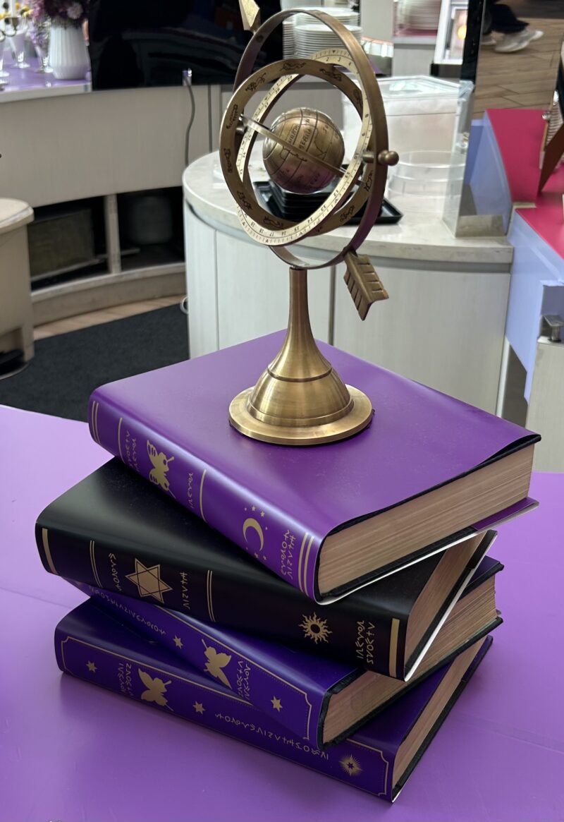 ヒルトン東京ベイ「ラウンジ・オー」「ハロウィーンスイーツビュッフェ マジカルパーティー〜秘密の謎解きスイーツ〜」装飾3