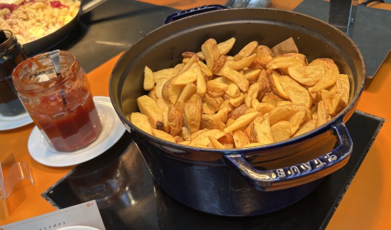 ヒルトン東京ベイ「ラウンジ・オー」「ハロウィーンスイーツビュッフェ マジカルパーティー〜秘密の謎解きスイーツ〜」フライドポテト