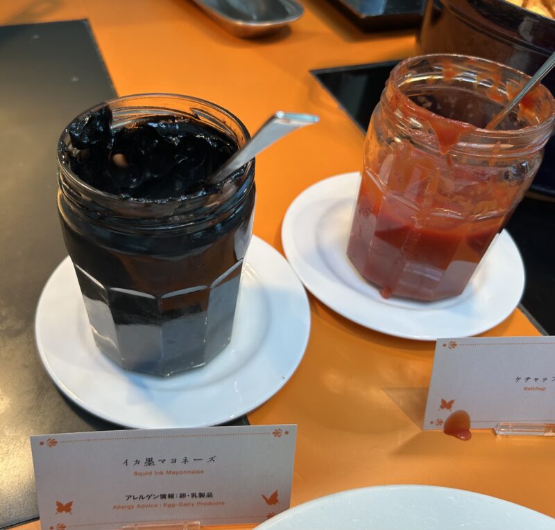 ヒルトン東京ベイ「ラウンジ・オー」「ハロウィーンスイーツビュッフェ マジカルパーティー〜秘密の謎解きスイーツ〜」ケチャップやイカ墨マヨネーズ