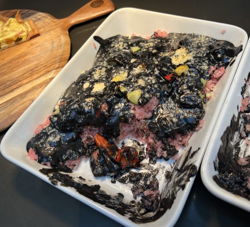 ヒルトン東京ベイ「ラウンジ・オー」「ハロウィーンスイーツビュッフェ マジカルパーティー〜秘密の謎解きスイーツ〜」漆黒のドリア 〜イカ墨とビーツ〜