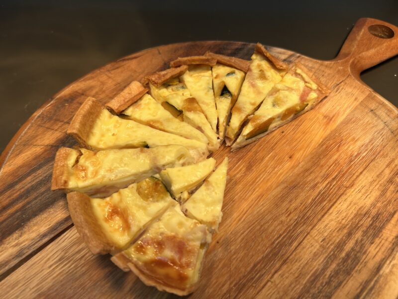 ヒルトン東京ベイ「ラウンジ・オー」「ハロウィーンスイーツビュッフェ マジカルパーティー〜秘密の謎解きスイーツ〜」かぼちゃのキッシュ ハーブの香りのナッツデュクセル添え