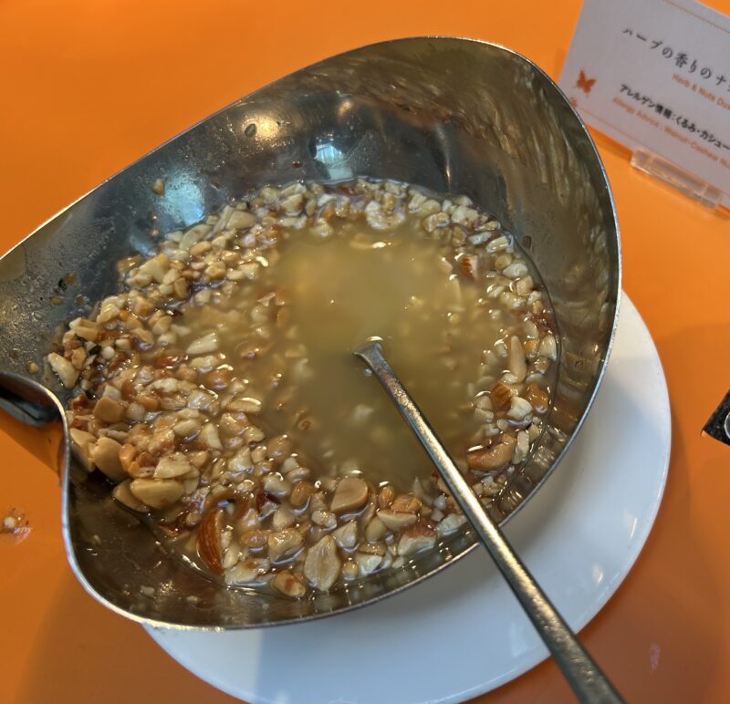 ヒルトン東京ベイ「ラウンジ・オー」「ハロウィーンスイーツビュッフェ マジカルパーティー〜秘密の謎解きスイーツ〜」ハーブの香りのナッツデュクセル