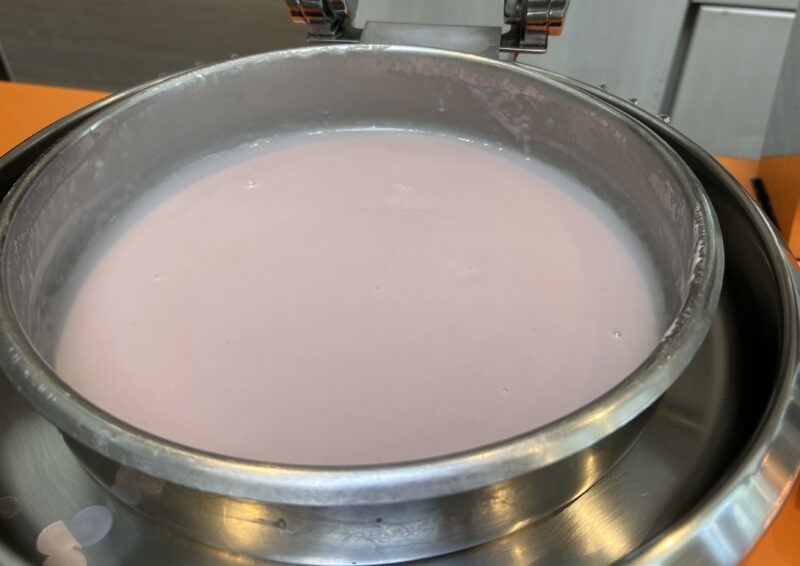 ヒルトン東京ベイ「ラウンジ・オー」「ハロウィーンスイーツビュッフェ マジカルパーティー〜秘密の謎解きスイーツ〜」紫芋のポタージュ