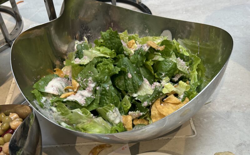 ヒルトン東京ベイ「ラウンジ・オー」「ハロウィーンスイーツビュッフェ マジカルパーティー〜秘密の謎解きスイーツ〜」魔女のシーザーサラダ