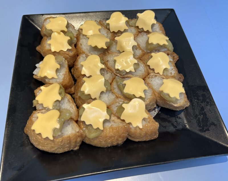 ヒルトン東京ベイ「ラウンジ・オー」「ハロウィーンスイーツビュッフェ マジカルパーティー〜秘密の謎解きスイーツ〜」ナスの煮びたしとおばけチーズのいなり寿司