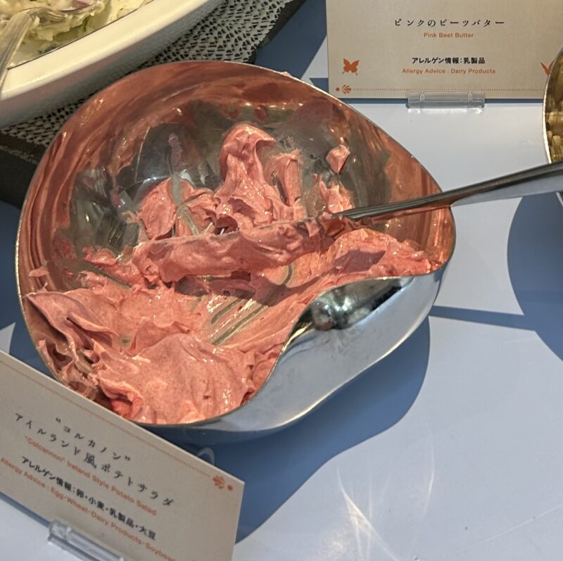 ヒルトン東京ベイ「ラウンジ・オー」「ハロウィーンスイーツビュッフェ マジカルパーティー〜秘密の謎解きスイーツ〜」ピンクのビーツバター