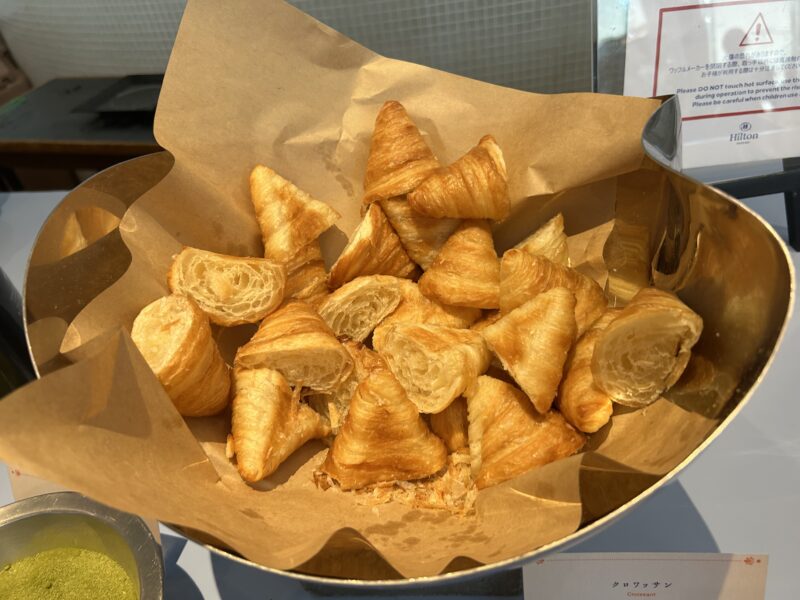 ヒルトン東京ベイ「ラウンジ・オー」「ハロウィーンスイーツビュッフェ マジカルパーティー〜秘密の謎解きスイーツ〜」焼きたてクロッフル